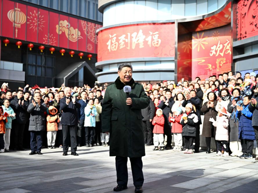 Xi visits people in Beijing ahead of Spring Festival, extends greetings to all Chinese