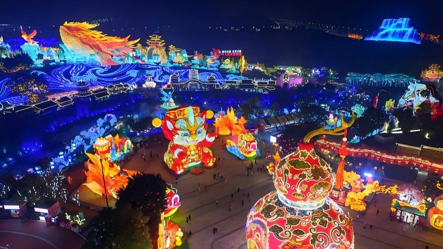 China's traditional lantern show shines with innovation, global exchange