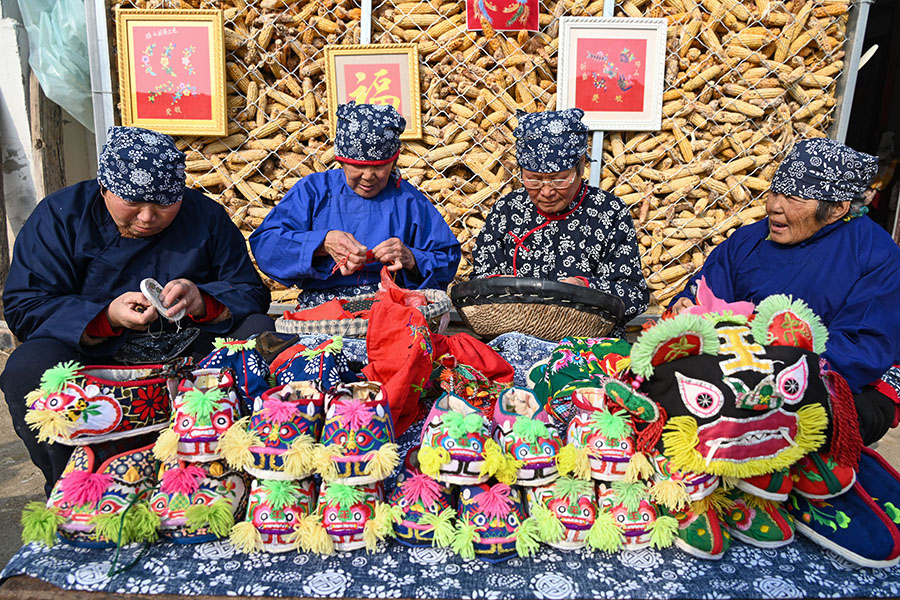 Villagers make tiger-head hats for Chinese New Year in E China's Anhui