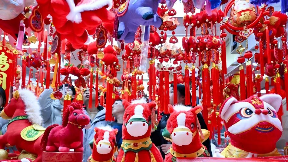 Markets across China bustling as people prepare for upcoming Spring Festival