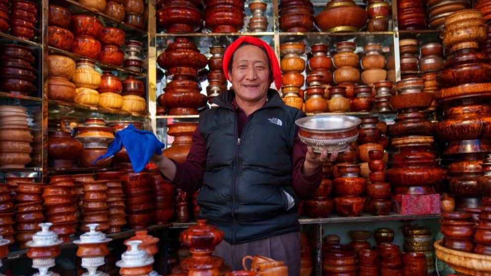 Markets bustle ahead of Spring Festival, Tibetan New Year in Lhasa, China's Xizang