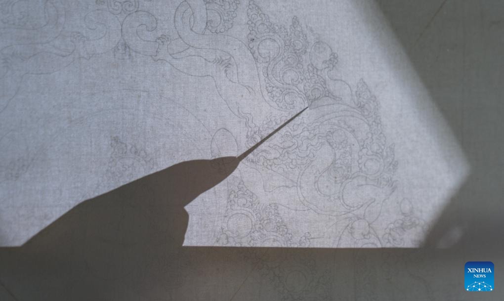 Pic story of inheritor of Tibetan thangka in China's Xizang