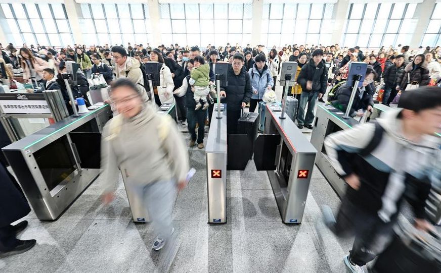 China sees record daily passenger flow in Spring Festival travel rush