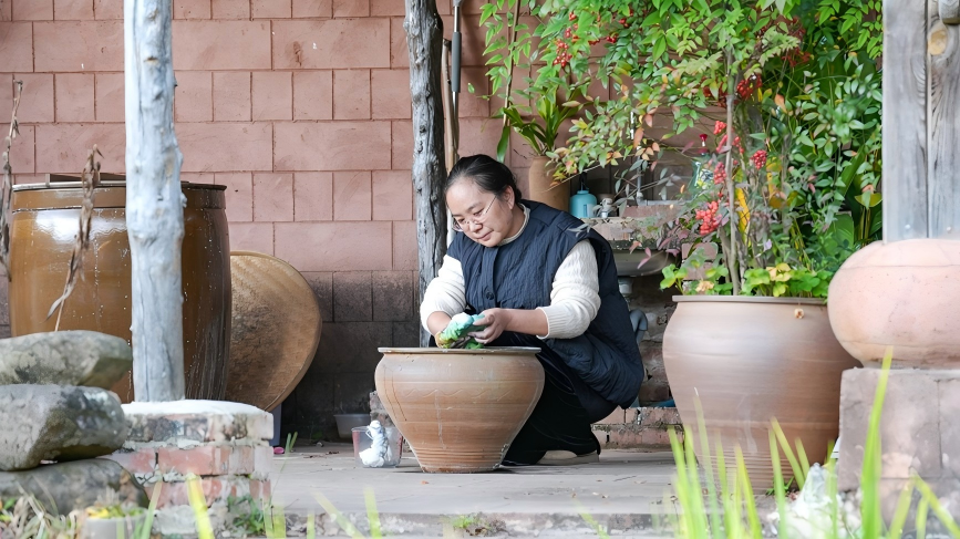 Woman revitalizes traditional tie-dye craft in SW China's Yunnan