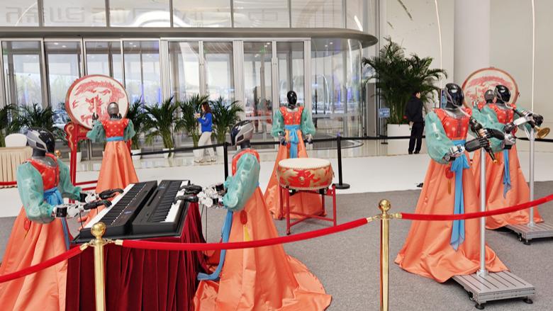 Designers craft traditional Chinese-style outfits for robots at Zhongguancun Forum