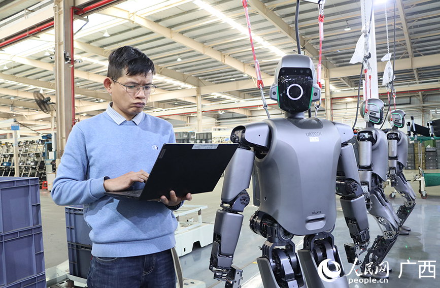 Robot 'interns' hit the factory floor in S China's Guangxi