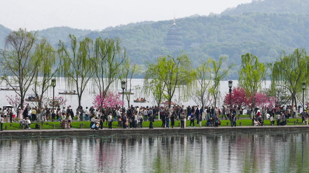 Tourists enjoy scenery of West Lake in Hangzhou