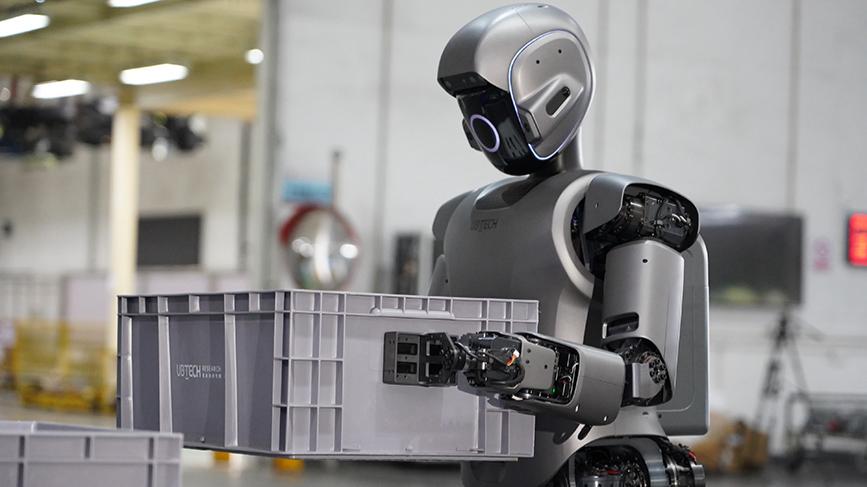 Robot 'interns' hit the factory floor in S China's Guangxi