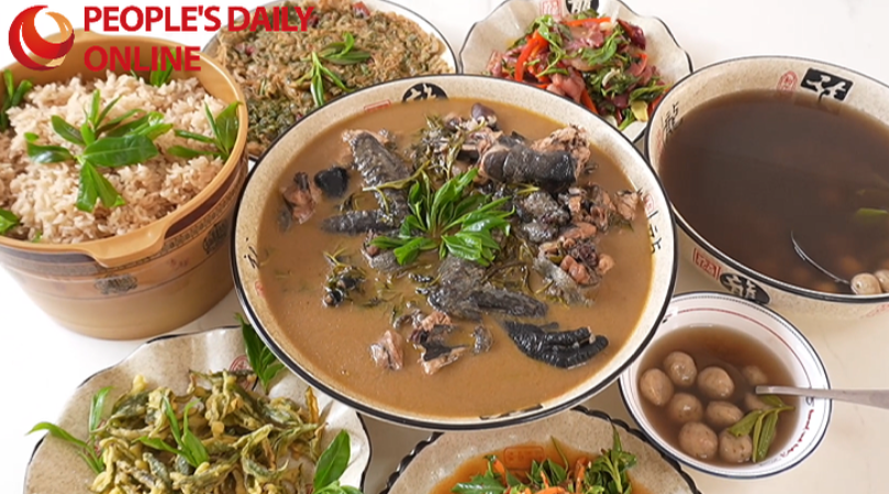 Locals turn fresh tea leaves into spring dishes in SW China's Yunnan