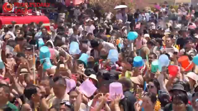 People enjoy water-splashing festival in Menglian, SW China's Yunnan