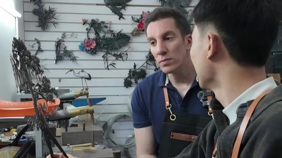 Expat tries China's 'hardest' traditional craft