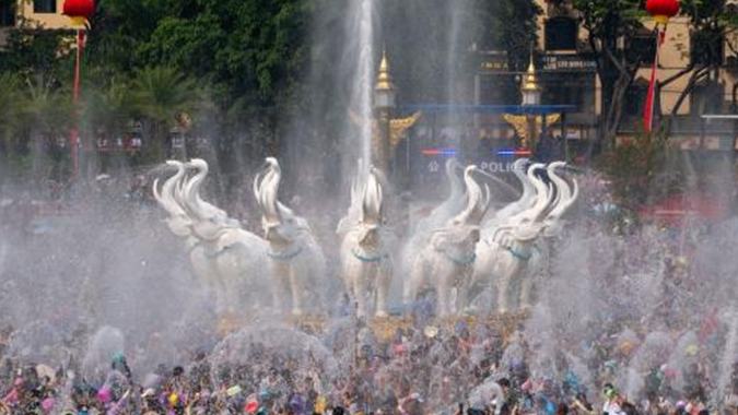 Water-splashing festival celebrated in China's Yunnan