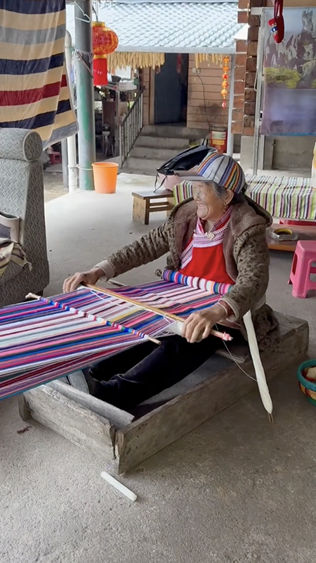 Weavers craft rainbow-like Dulong blankets with skillful hands in Nujiang, SW China's Yunnan