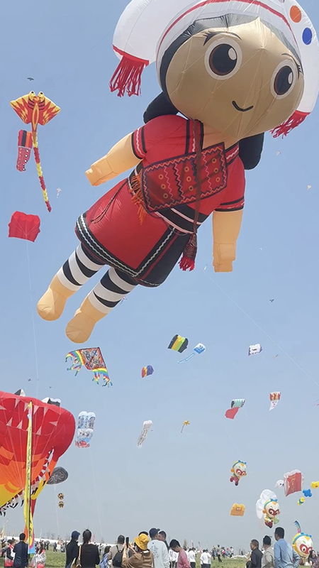 At the 43rd Weifang Int'l Kite Festival, anything can fly!