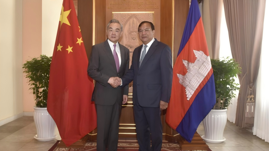 Chinese FM holds talks with Cambodian counterpart