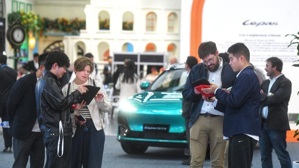 Foreign buyers laud China's manufacturing prowess in east China