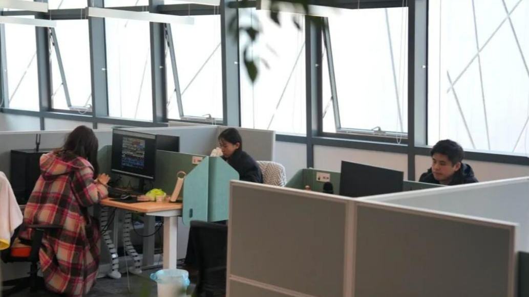 China sees surge in one-person companies in AI era