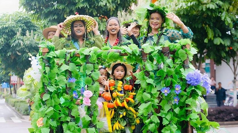 Folk parade featuring fruits and leaves held in Yunnan's Ximeng
