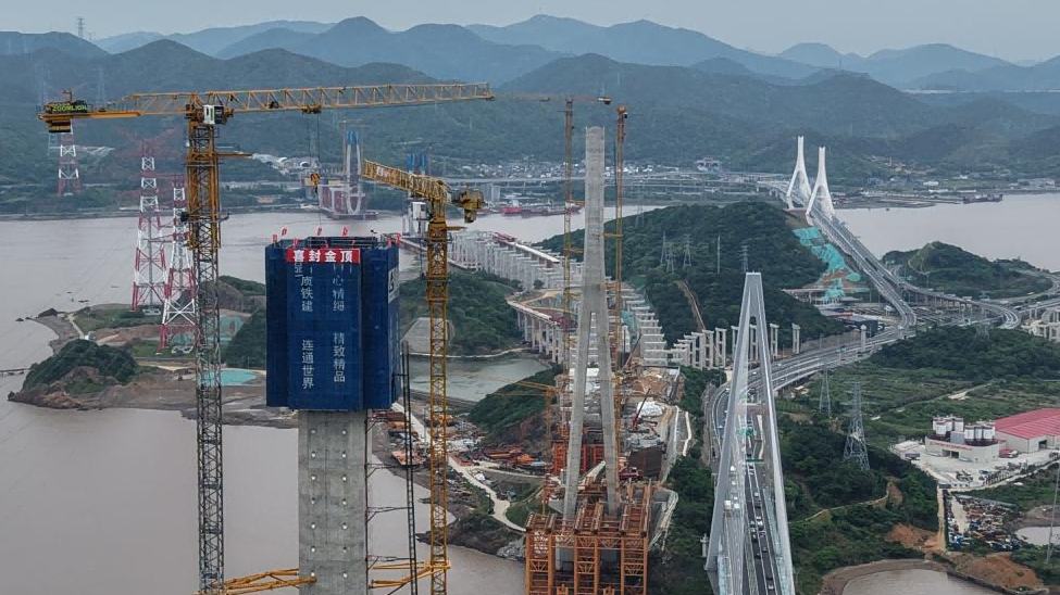 No. 5 main tower of Taoyaomen highway-railway bridge in China's Zhejiang topped out