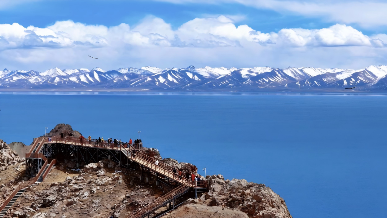 Magnificent scenery attracts tourists to plateaus in SW China's Xizang