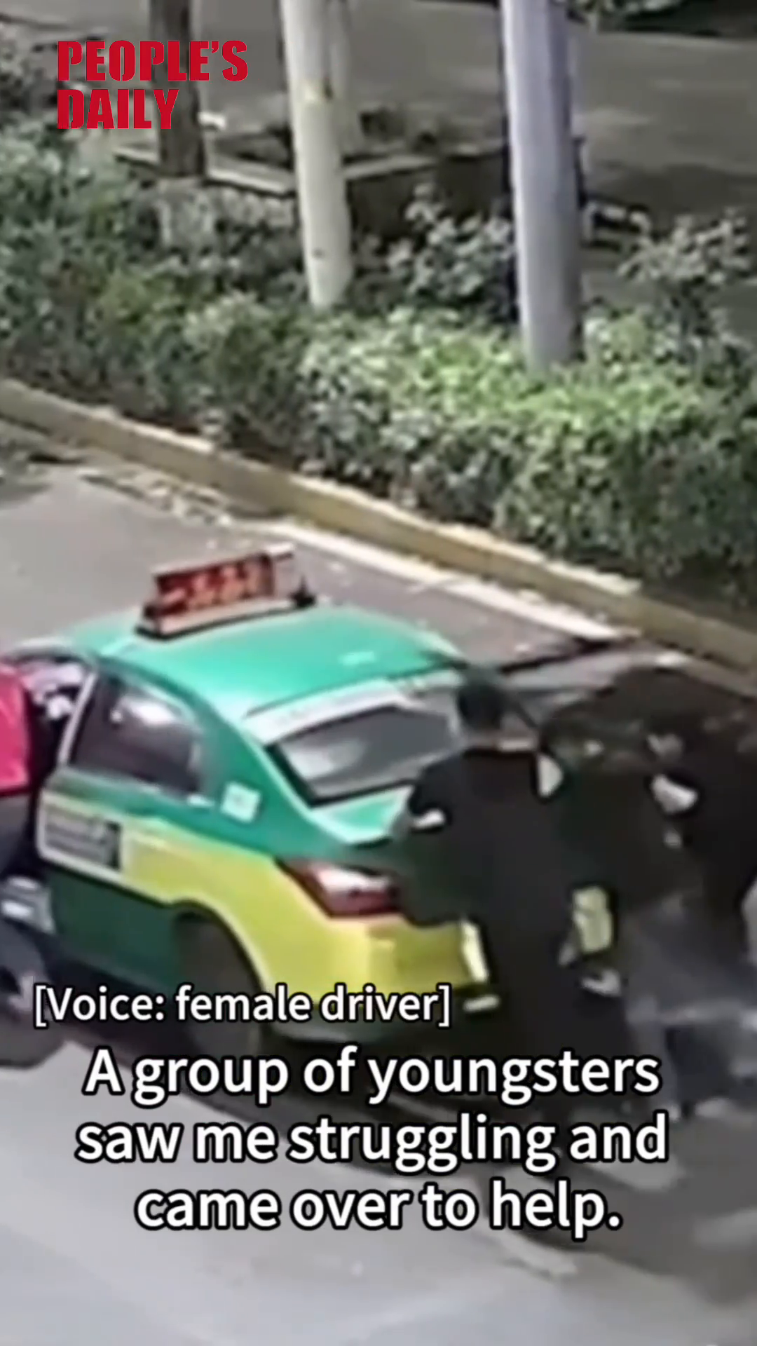 Young passersby help stranded taxi driver, push taxi 5 km overnight