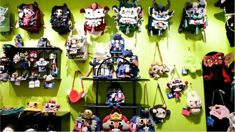 Handmade tiger-head bags spark demand beyond expectations in S China's Guangxi