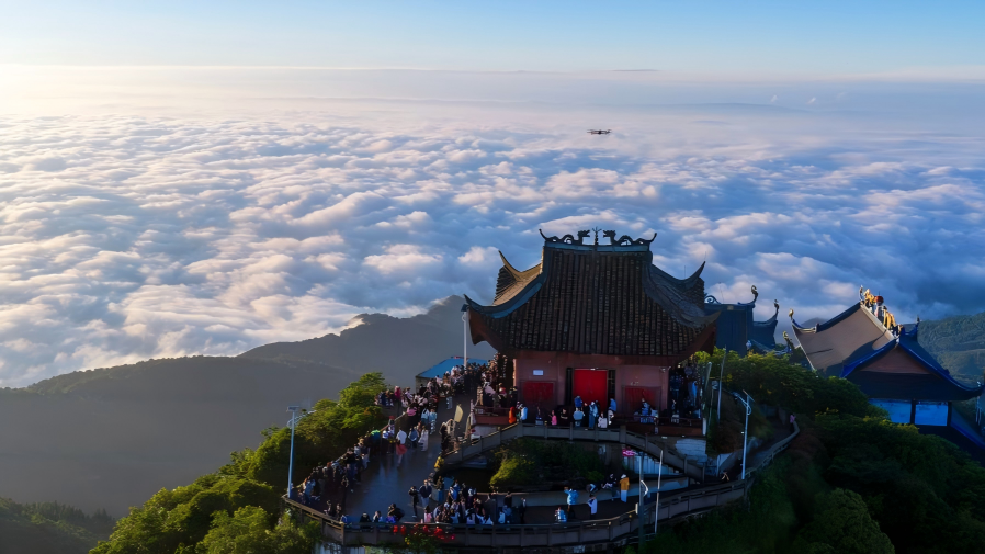 China's Dragon Boat Festival holiday trips, spending both rise year on year
