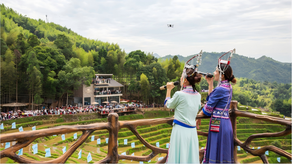 Terraced-field race draws crowds to village in E China's Zhejiang