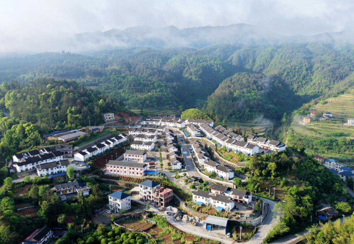 2026年4月18日，湖南省邵阳市城步苗族自治县儒林镇易地扶贫集中安置点，鳞次栉比的村居与绵延的群山相映成景。