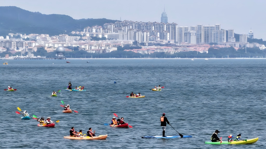 Coastal scenic spots in China's Shandong attract tourists