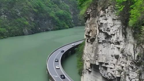 Winding highway through spectacular Jinkou Grand Canyon