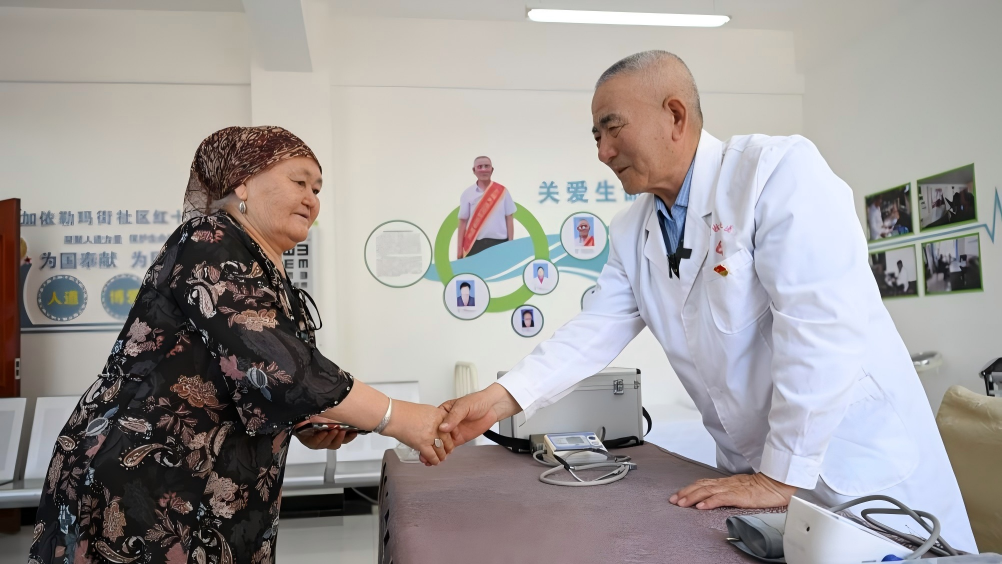A doctor's lifelong commitment to remote herders in Xinjiang