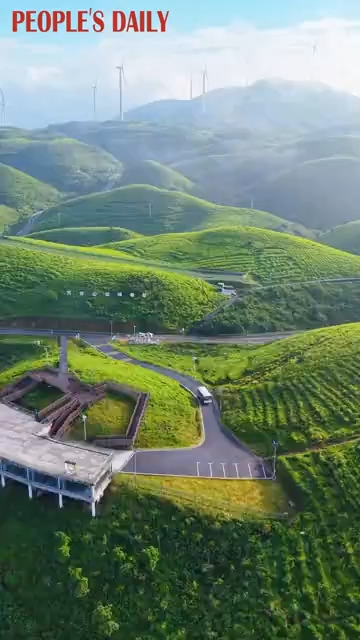 Alpine meadows and drifting mist draw summer visitors to C China's Hunan