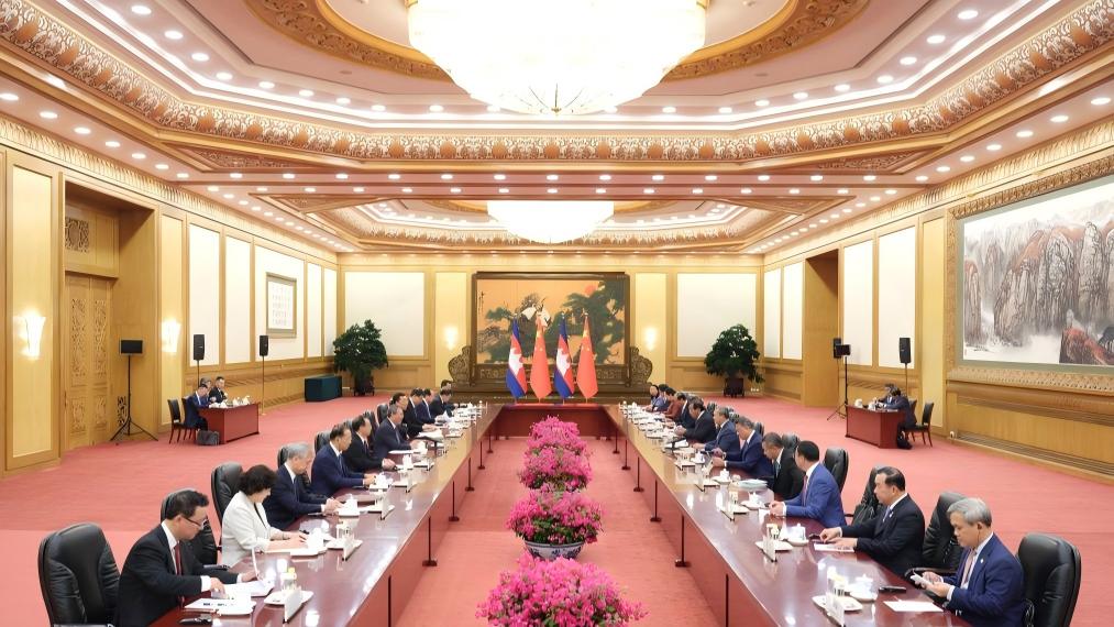 Chinese premier holds talks with Cambodian PM