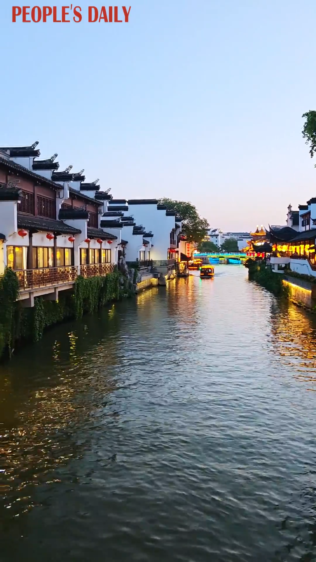 Qinhuai River comes alive with dazzling lights at night