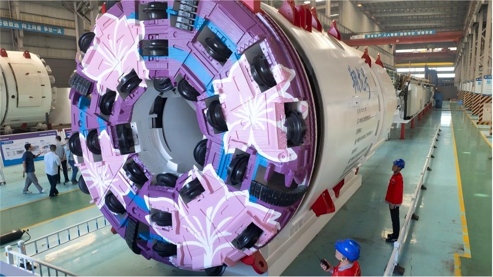 China's first boring and blasting machine rolls off production line in Wuhan, China's Hubei