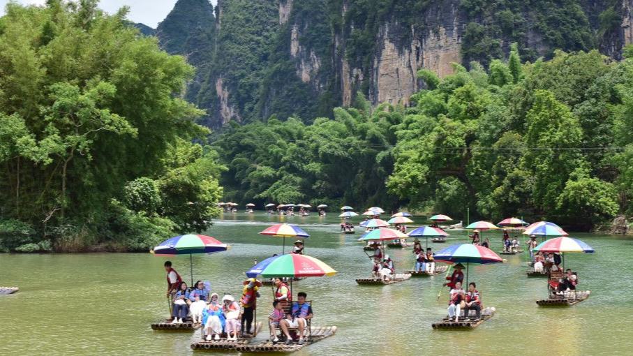 People enjoy summer leisure time across China