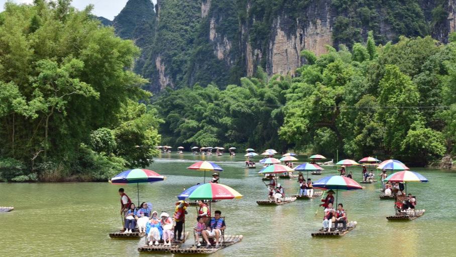 People enjoy summer leisure time across China