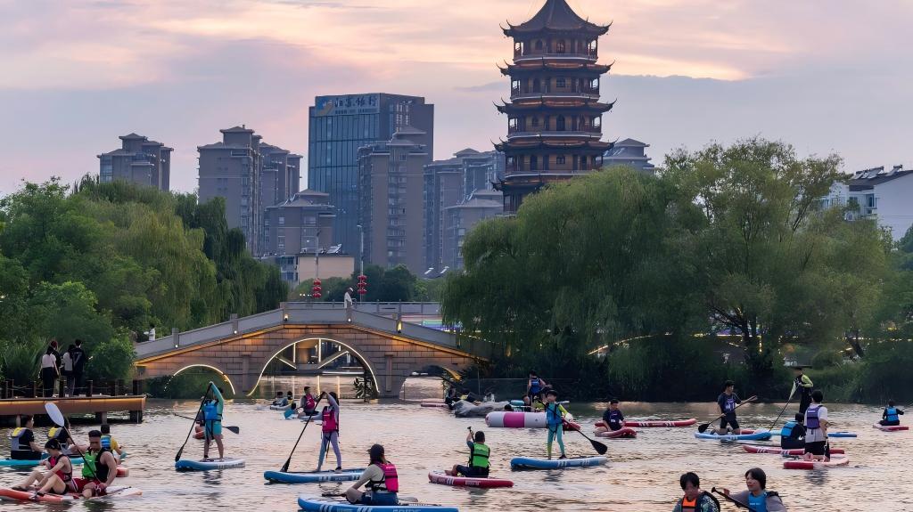 People enjoy summer leisure time across China