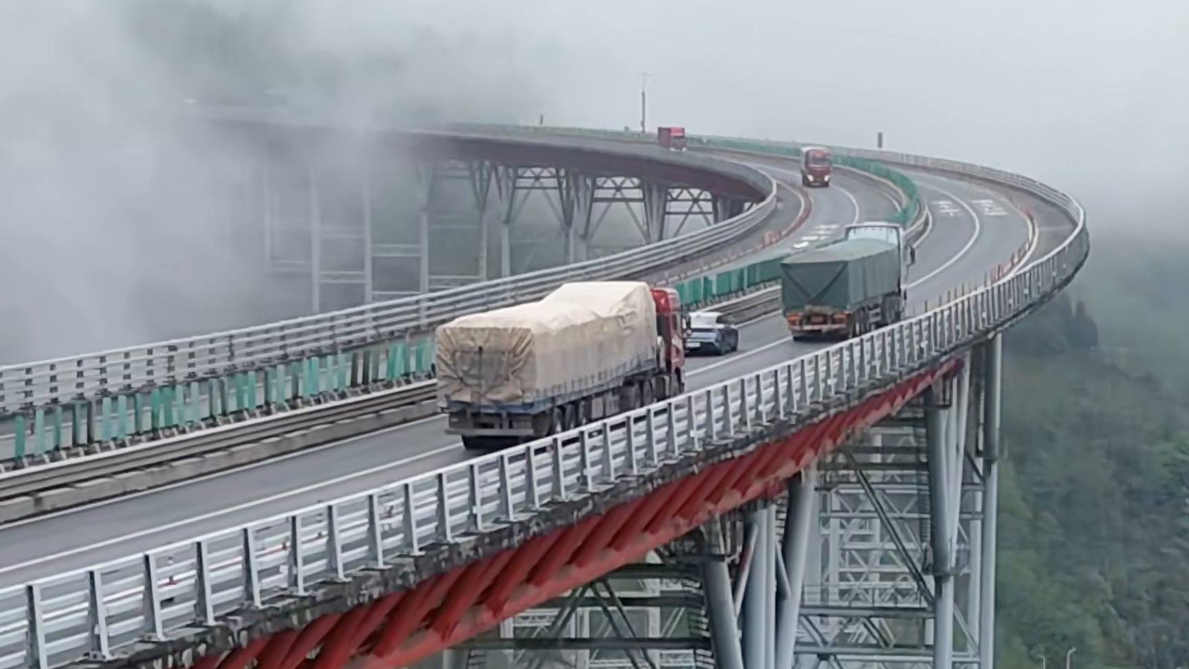 "Riding in the clouds" on Yaxi Expressway in Sichuan