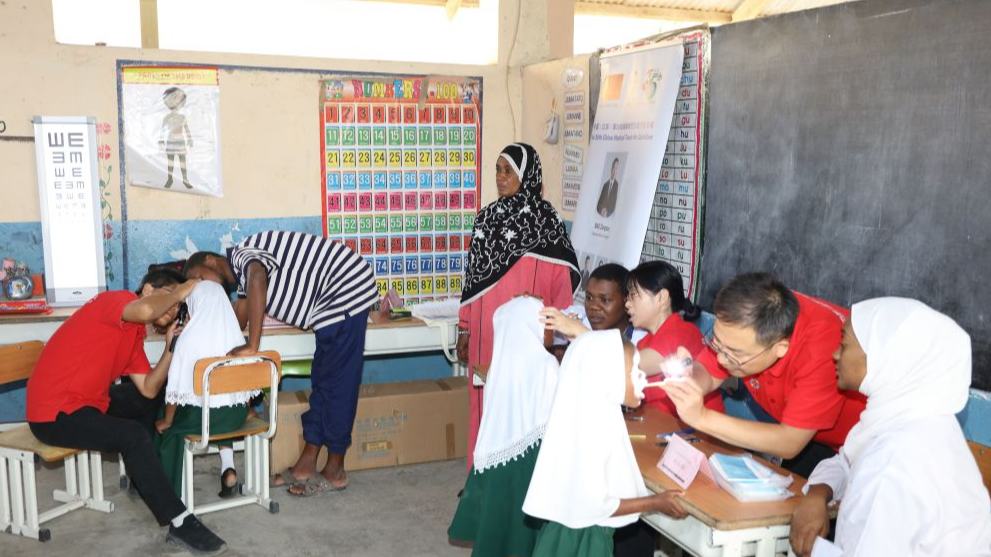 Chinese medical team provides free clinic for children in Zanzibar