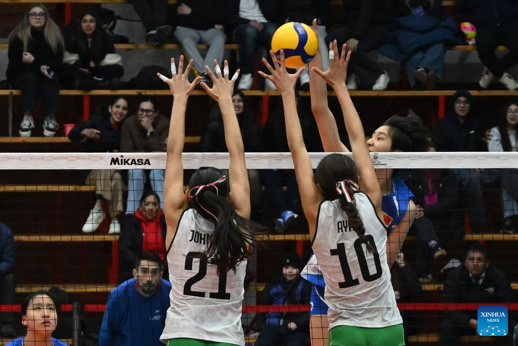 Ren Sichen (Top) of China spikes the ball during the Pool B Preliminary Phase match between China and Mexico at the FIVB Volleyball Girls' U17 World Championship in San Felipe, Chile, Aug. 10, 2026. (Photo by Jorge Villegas/Xinhua)