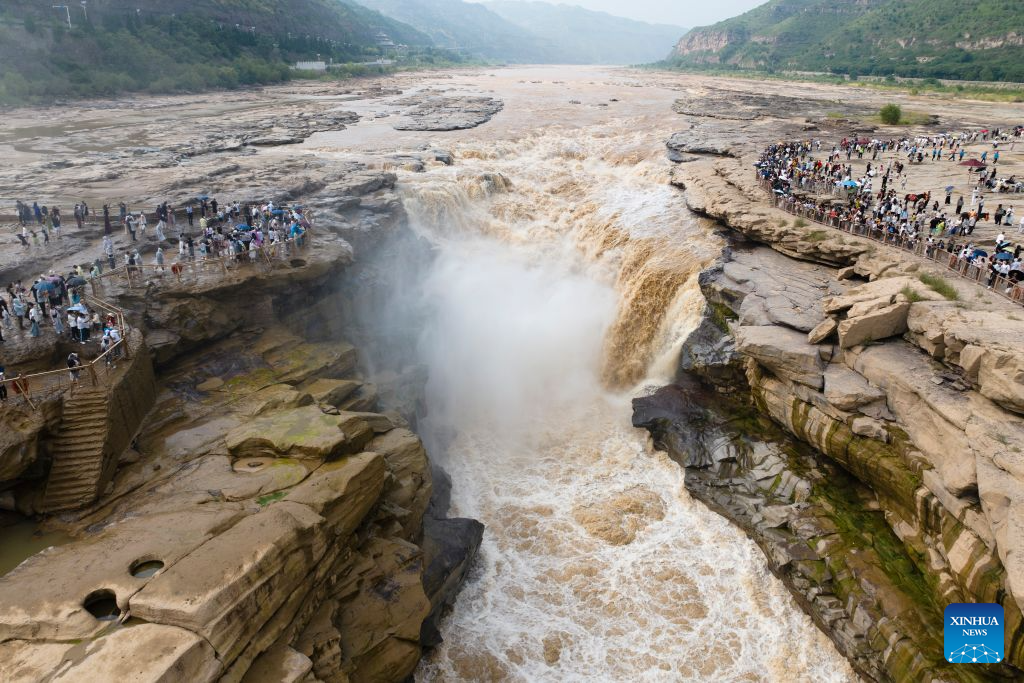 Spectacular Hukou Waterfall in NW China's Shaanxi sees summer tourism boom