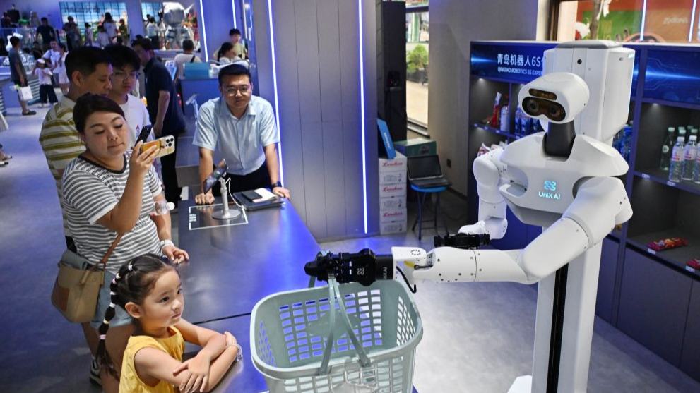 First robot 6S experience store in east China's Qingdao opens