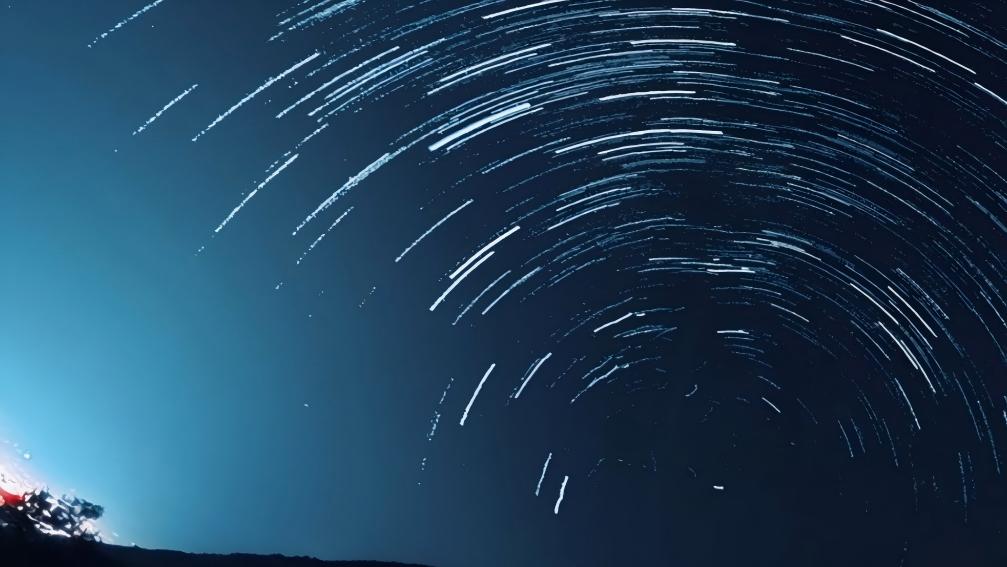 Spectacular meteors streak across Yunnan's night sky