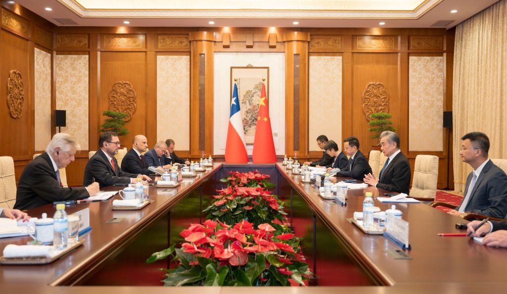 China's top diplomat holds talks with Chilean FM