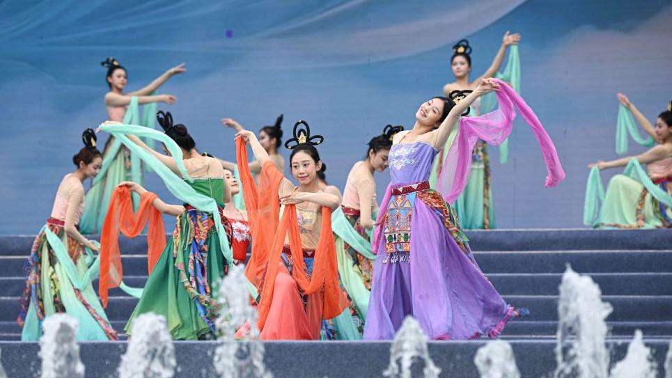 Water festival held in Baoting, China's Hainan