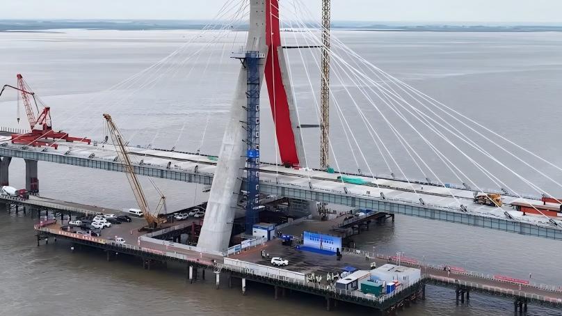 Major Songhua River bridge joins together in Harbin, boosting local transport and tourism