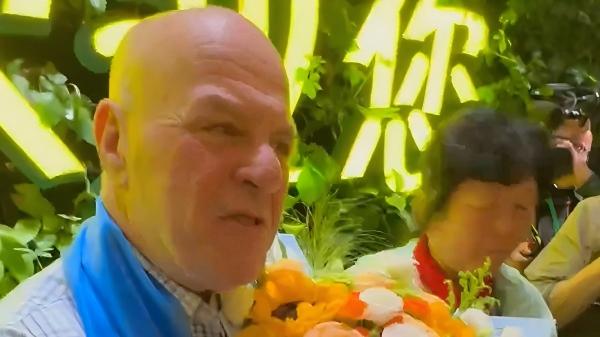 A hug across 27 years：American teacher and Chinese desert fighter reunite and embrace with tears