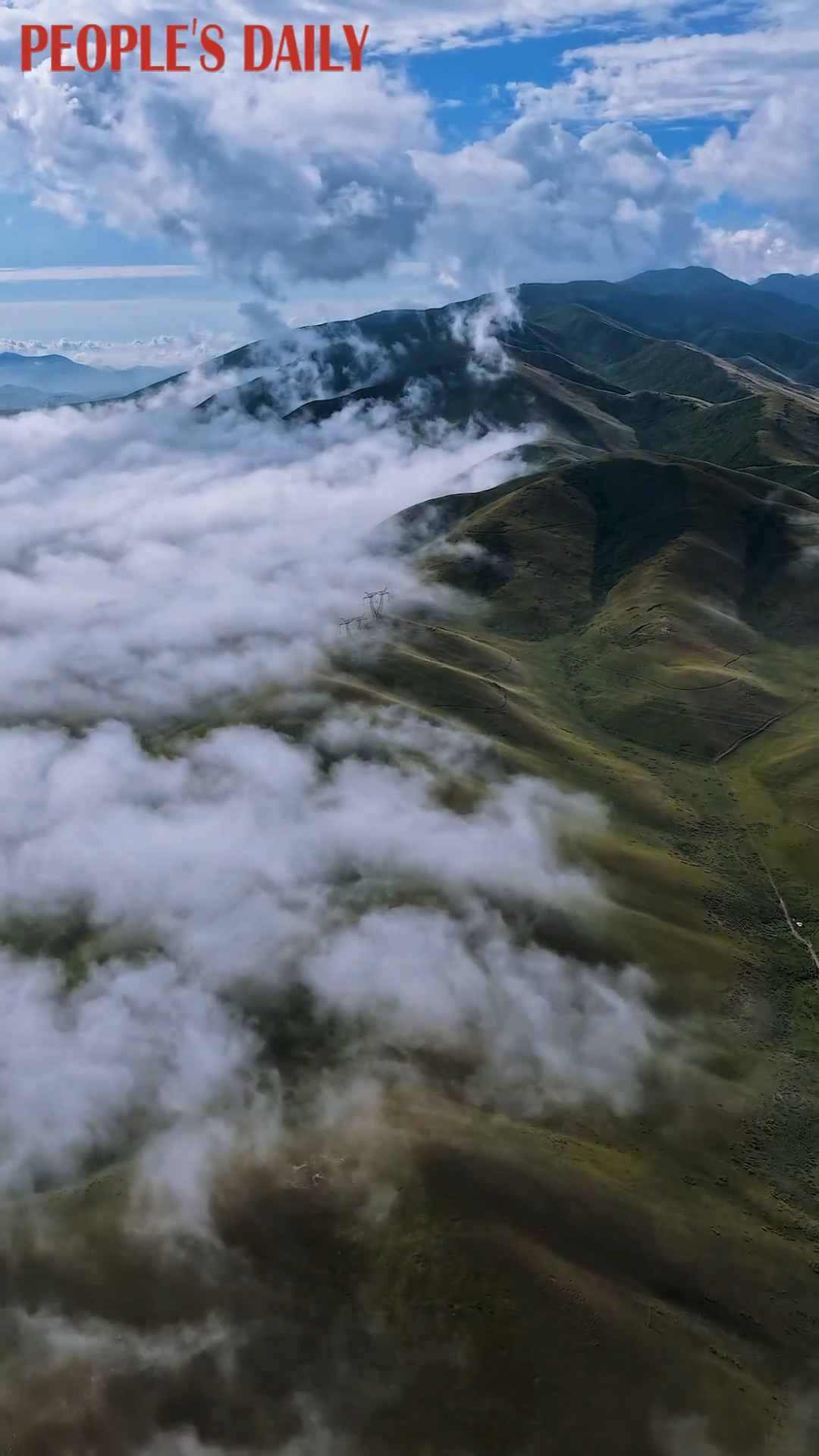 Dreamy sea of clouds surrounds Qinghai Lake